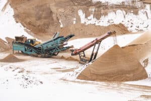 Sand quarry processing with conveyor screening machinery